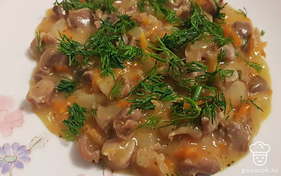 Подавайте горячим. Отлично сочетается с рисом или гречкой. 