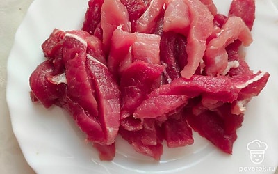 Нарежьте свиную мякоть соломкой толщиной менее 1 сантиметра и длиной 5-7 сантиметров.