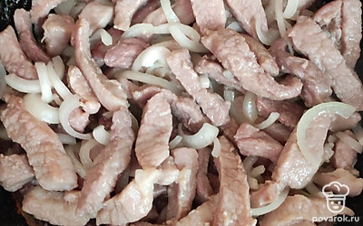 Выложите в сковороду с разогретым растительным маслом, посолите, посыпьте нарезанным полукольцами луком. Жарьте до испарения жидкости.