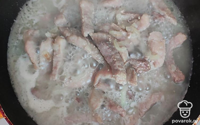 Затем добавьте полстакана кипятка. Готовьте на медленном огне при небольшом кипении 15 минут.