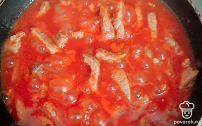 Затем добавьте 1 столовую ложку томатной пасты, хорошо размешайте. Добавьте при необходимости воду, посыпьте перцем или другими специями по вкусу. Доведите до кипения и выключите плиту.