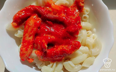 Подлива хорошо сочетается с любыми гарнирами, но особенно вкусна она с макаронами.