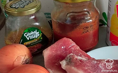 Подготовьте все ингредиенты. Разморозьте мясо, почистите лук и чеснок.