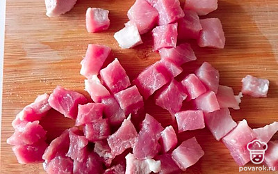 Нарежьте мясо небольшим кубиком.