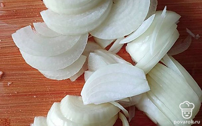 Лук нарежьте полукольцами.