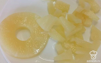 Нарежьте ананас.