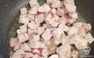 Кубики мяса выложите на сковороду. Должна появиться белая корочка.