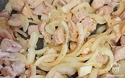 Добавьте лук и перемешайте. 