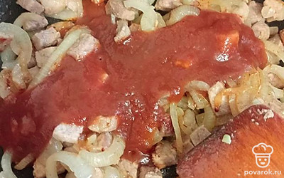 Затем добавьте томатную пасту и немного воды.