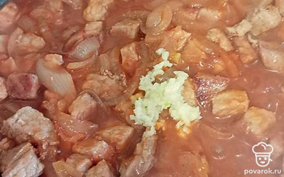 Добавьте чеснок, соль и специи по вкусу. 