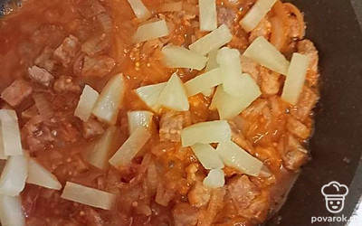 Выложите в сковороду ананас. Накройте крышкой и тушите 10 минут.