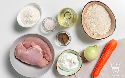 Разморозьте, помойте и обсушите куриное филе. Помойте и почистите лук и морковку. Промойте под проточной водой рис. Помойте и обсушите петрушку.