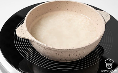 Рис в кастрюле залейте стаканом воды. Добавьте щепотку соли, поставьте на средний огонь. Варите крупу 20 минут после закипания.