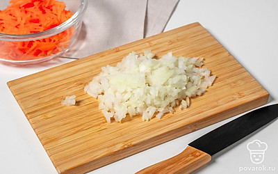 Мелко покрошите репчатый лук. Натрите на терке морковь.