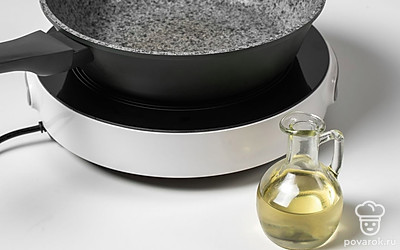 Разогрейте на сковороде растительное масло.