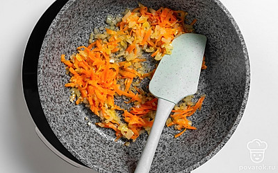 Обжарьте лук с морковкой 5 минут на среднем огне, регулярно перемешивая.