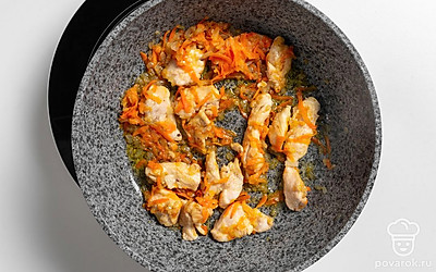 Положите курицу на сковороду к овощам. Обжарьте их вместе в течение 10 минут.