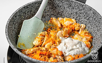 Добавьте сметану, соль и черный молотый перец.