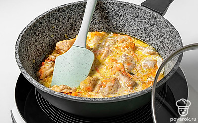 Влейте полстакана воды, хорошо все перемешайте. Накройте крышкой, тушите блюдо на медленном огне еще 10 минут.