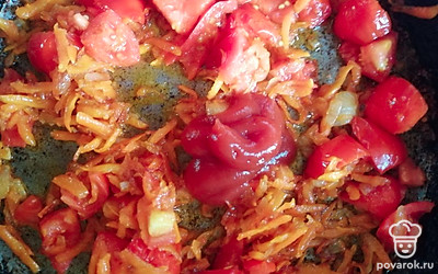 Лук нарезать кубиком, морковь натереть на терке. Обжарить лук до золотистого цвета, добавить морковь и жарить еще 10 минут. Потом добавить помидоры, нарезанные кубиком, и обжарить еще 7 минут. Добавить томатную пасту или кетчуп. Перемешать. 