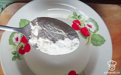 Муку смешать с водой до однородной консистенции. Вылить в зажарку. Посолить и тушить еще 10 минут.