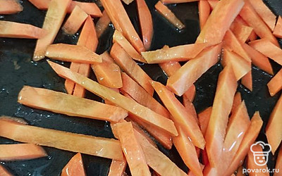 Чистим и нарезаем морковь соломкой.