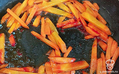 Обжариваем морковь и добавляем столовую ложку кетчупа.