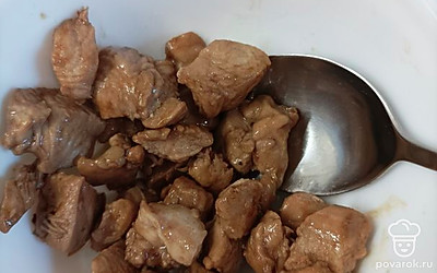 Обжариваем курицу. 