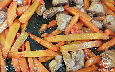 Соединяем курицу и морковь.