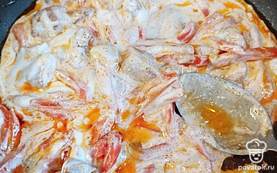 Добавляем сметану.