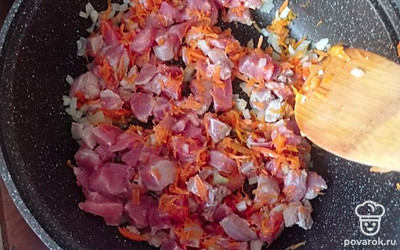 Нарезаем кубиком мясо. Лук и морковь натираем на терке. Обжаривам 5 минут на растительном масле.