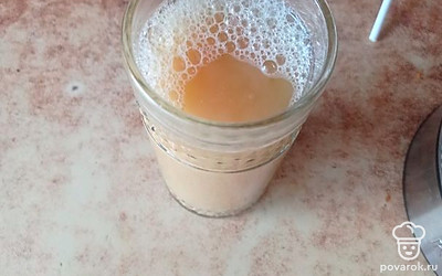 В стакане с теплой водой смешиваем муку и специи.