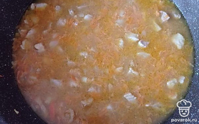 Выливаем полученную смесь к зажарке. Подливаем еще полстакана воды. Тушим до готовности мяса.