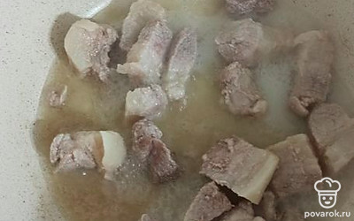 Разогреть хорошо сковороду. Налить растительное масло, выложить кусочки мяса и обжарить с двух сторон 15 минут.