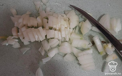 Нарезать репчатый лук.