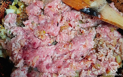 Обжарить лук и куриный фарш.