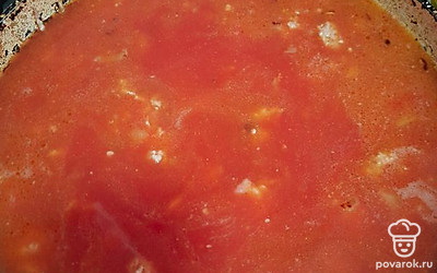 Добавить воду, перемешать, тушить на медленном огне. Количество воды по желанию, можно по гуще, можно более жидко сделать.