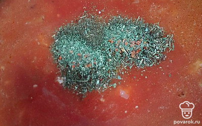 В конце готовки добавить приправы, соль, перец, лавровый лист.