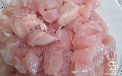 Грудинку нарезать на маленькие кусочки.