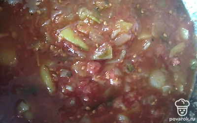 Смешать грудинку с луком, добавить томатную пасту и приправы. Обжарить несколько минут. Добавить 3 стакана кипятка и варить до готовности.