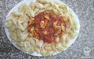 Готовую подливку можно подать с макаронами. Приятного аппетита!