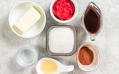 Подготовьте глубокую сковороду или сотейник.