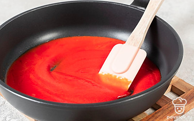 Поставьте сковороду на средний огонь. Добавьте сливочное масло и растопите его. Смешайте уксус с водой и влейте в сковороду. Туда же добавьте лимонный сок, сахар и томатную пасту. Хорошо перемешайте соус.