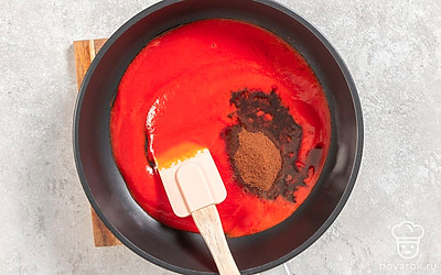 Добавьте в полученную смесь кофе и вустерширский соус. Дождитесь, когда подливка закипит, а затем проварите ее еще 10-12 минут, постоянно помешивая.