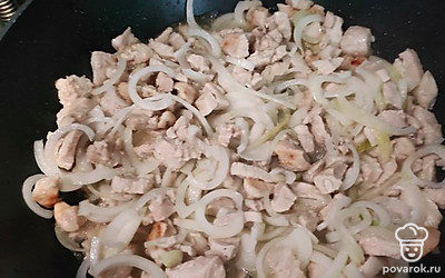 Куриную грудку режем мелкими кусочками. Обжариваем на сковороде с луком до золотистой корочки. 