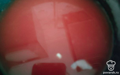 Смешиваем томатную пасту с водой и заливаем куриную грудку. 