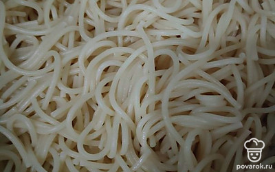 Подаем ароматную подливу горячей, с отварными макаронами. Приятного аппетита!