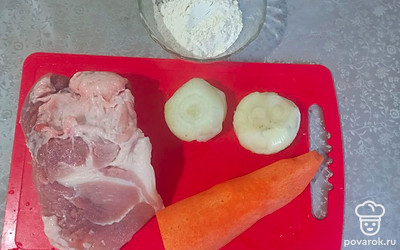 Подготовьте все необходимые индигриенты. Овощи почистите, мясо промойте. 