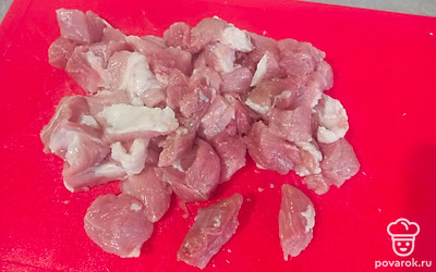 Нарежьте свинину на небольшие кусочки.