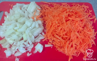 Лук нарежьте мелкими кубиками, морковь натрите на крупной терке. 